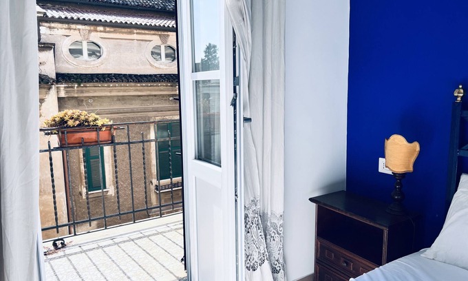 Marsala Apartamento | Aqua Claudia Two-Bedroom Apartment facing the Aurelian Walls