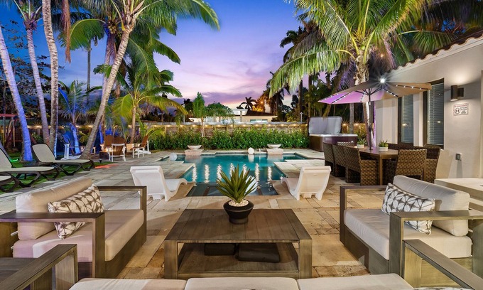 Hollywood Lakes Casa | Aqua Haven- Stylish Getaway With Pool and Jacuzzi