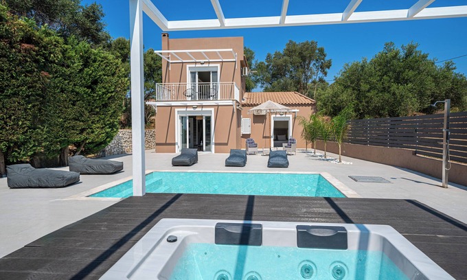 Pesada Villa | Villa de lujo con piscina privada, 0. 4km de la playa- "VILLA MARGI" -Free WiFi