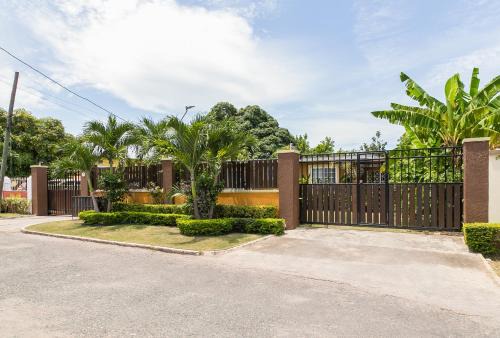 Molynes Gardens Casa | AquaHaven Retreat in Kingston