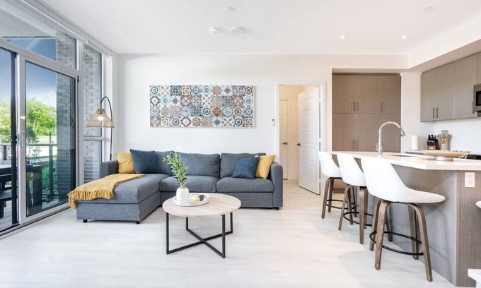 Innisfil Apartamento | Aquarius bldg @ Friday Harbour 1st fl 2 bdr/2 bath