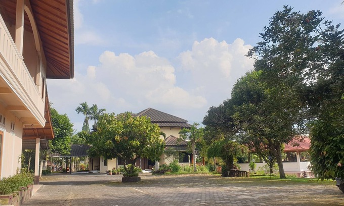 Cisarua Hotel | Aquarius Orange Hotel & Villa