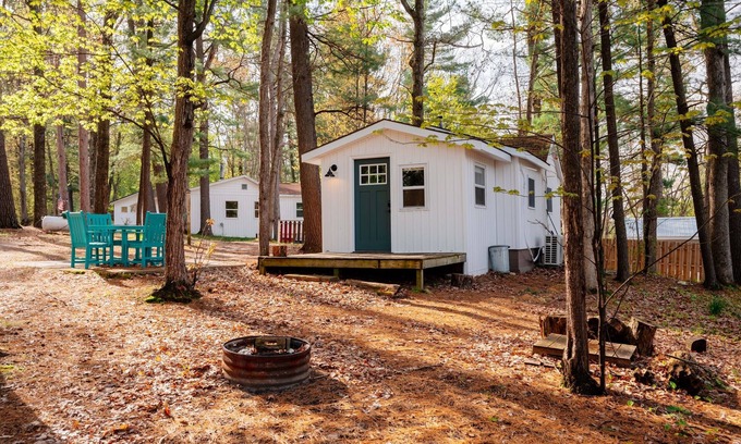 Mayfield Cabaña | Arbutus Lake Cozy Cabin-Pontoon Rentals Available