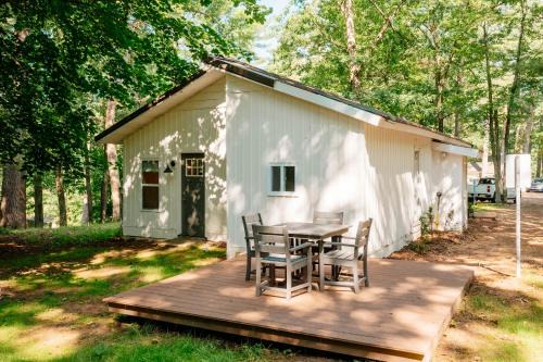 Mayfield Casa | Arbutus Lake-King Suite-Pontoon Rentals