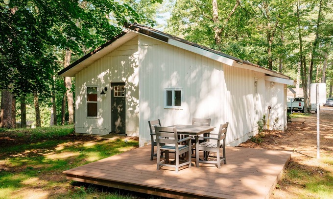 Mayfield Casa | Arbutus Lake | King Suite | Pontoon Rentals