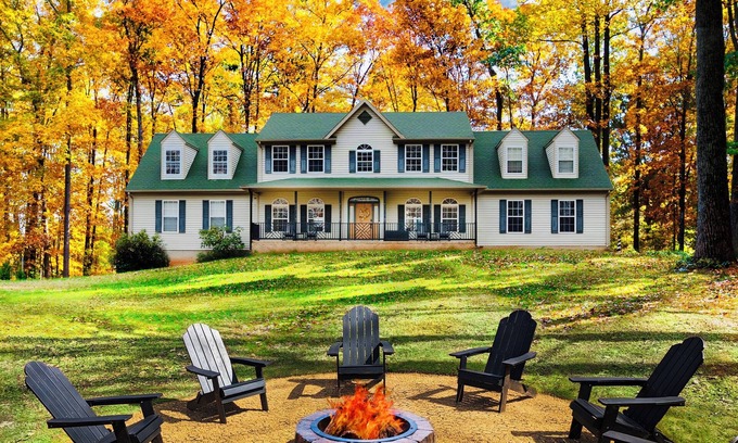 Culpeper Casa | Arcade room ~ Hot Tub ~ Firepit ~ BBQ ~ King beds ~ Nearby Wineries/Breweries