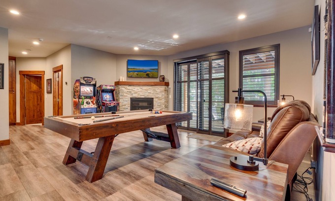 Pioneer Trail Casa | Arcades, Sauna, Spa, Pool Table, Dreamy Chefs Kitchen: The Lodge
