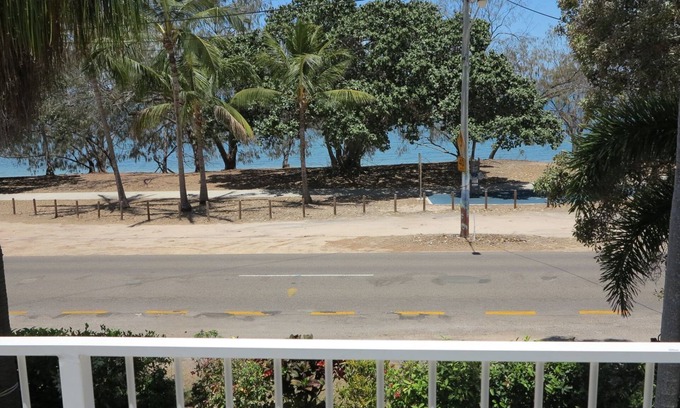 Arcadia Apartamento | Arcadia Beach Unit 4 - Charming sunny apartment with front row balcony view over Geoffrey Bay