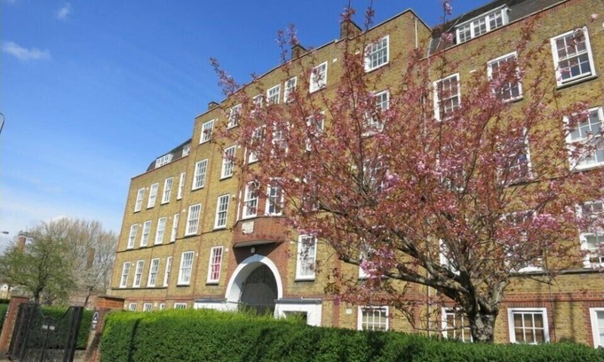 St. Mary's Park Apartamento | Archer on Thames Battersea holiday apartment with internet access, TV and DVD