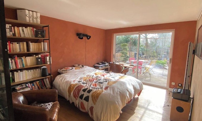 Samois-sur-Seine Casa | architect-designed, peaceful home in the Fontainebleau forest and its boulders