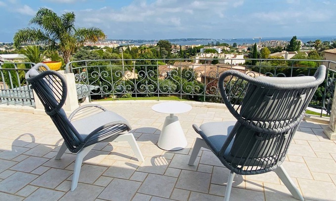 Golfe Juan Villa | Estilo Californiano de Lujo Villa con vistas al mar y cerca de la playa en Golfe Juan