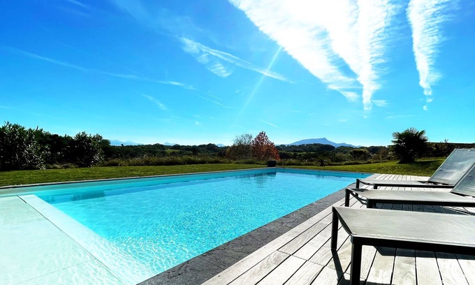 Ahetze Casa | Gran chalet arquitecto vistas a la montaña excepcional con piscina climatizada