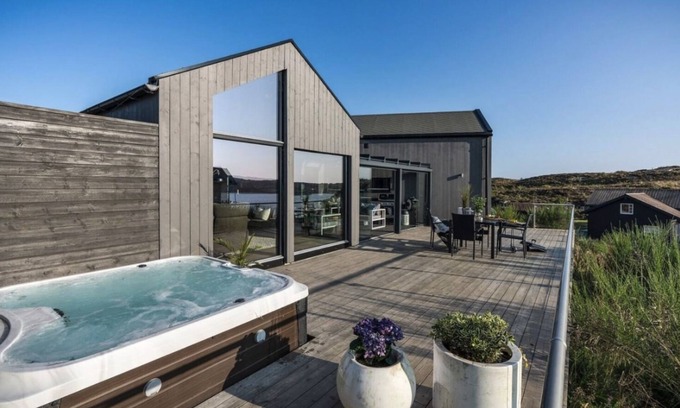 Sund Casa | ARMARIO DISEÑADO POR ARQUITECTOS V / MAR GRANDE CON JACUZZI AL AIRE LIBRE