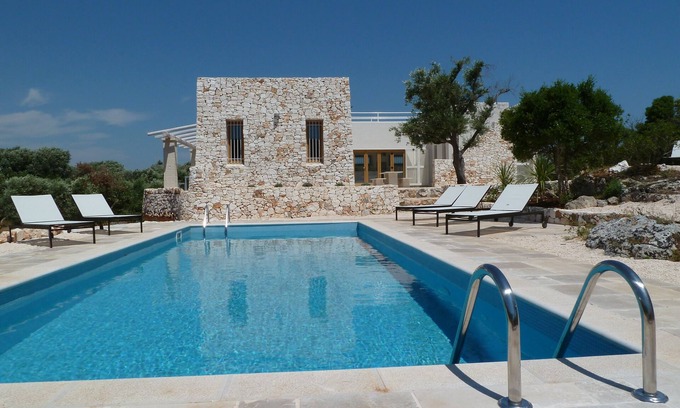 Carovigno Villa | Arquitectónicamente Diseñado Sea View Villa en Carovigno, Nr Ostuni con piscina climatizada