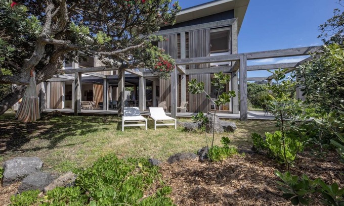Piha Casa | Architecturally designed beach front house