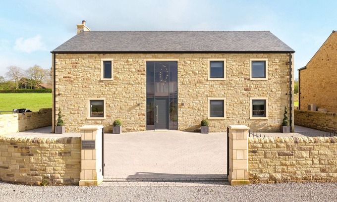 Blackburn Cabaña | ARCHSTONE HOUSE, family friendly, with hot tub in Langho, Lancashire