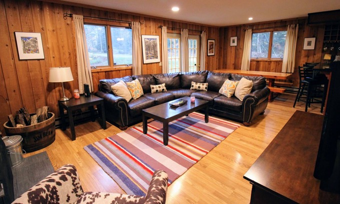 Wilmington Casa | Arctic Circle - Mount Snow ski house at Chimney Hill with Tesla/EV charger!