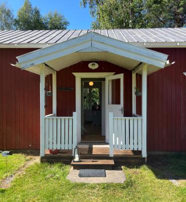 Jorn Casa | Arctic Hearts - Kleines Schwedenhaus im Wald am See