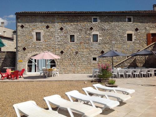 Grospierres Casa | Ardèche les cigales gîte églantier avec piscine partagée