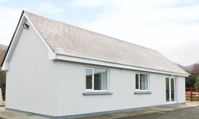 MacGillycuddy's Reeks Cabaña | ARD NA GLEN, family friendly, with a garden in Beaufort, County Kerry