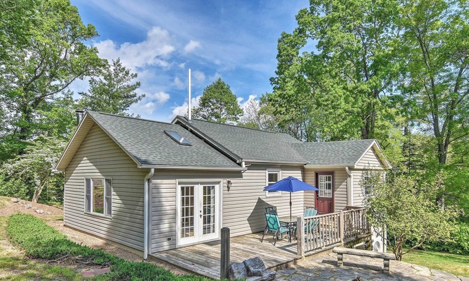 Arden Cabaña | ¡NUEVO! Arden Cottage w / Fire Pit - 11 Mi a Asheville