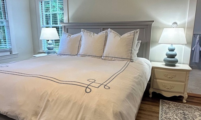Mount Vernon Cabaña | Arden Cottage Charming 1-bedroom in delightful Belgrade Lakes / AC. Lake access