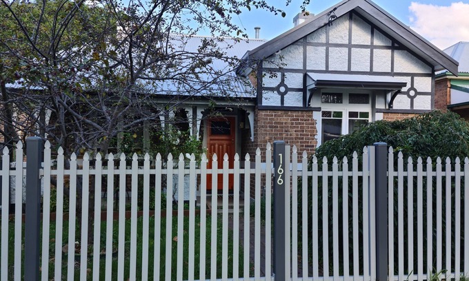 Orange Casa | Arden en la calle McLachlan