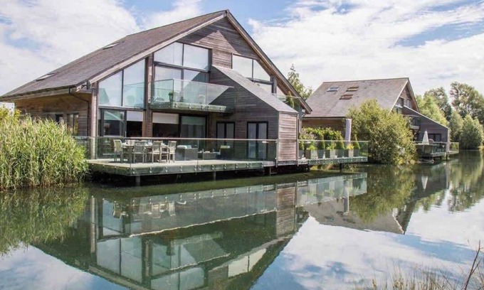 Ampney Crucis Casa | Ardross Lodge | Lakeside Hot Tub Stay for Groups