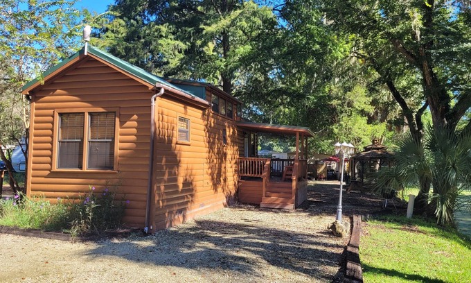 Lake Panasoffkee Cabina | Are a prefect weekend retreat or long term winter vacation home.