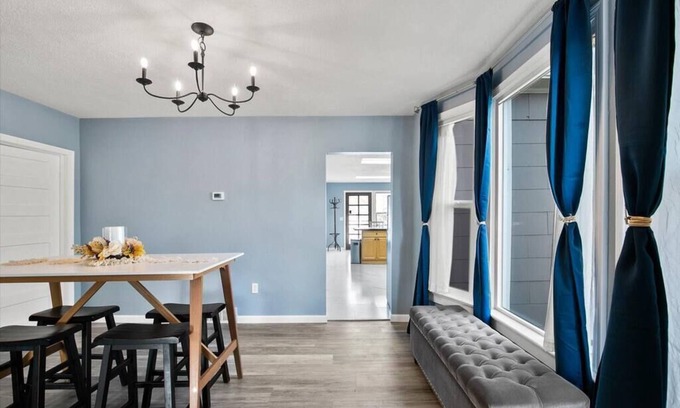 West Central Casa | Mins To Dwntwn & Arena / Backyard / BBQ / King Bed