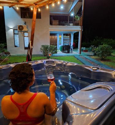 Peñas Blancas Casa | Arenal Nephelium Country Home, Refugio rural con piscina, jacuzzi y balcón con hermosas vistas al Volcán Arenal, en una finca privada