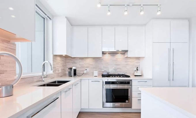 Richmond City Centre Apartamento | ARIES PALACE PENTHOUSE - Luxury, Comfort & Ease