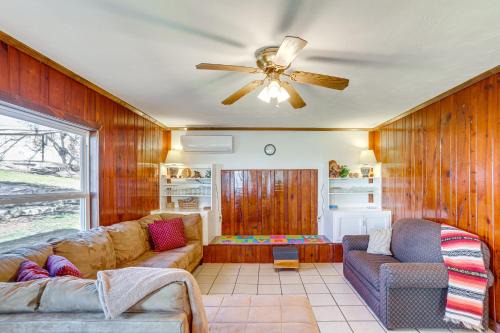 Henderson Casa | Arkansas Cabin with Deck Less Than 1 Mi to Norfork Lake