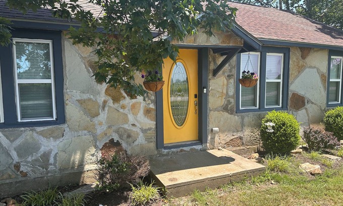 Highfill Otro | Arkansas “giraffe” farm house - Buttercup Cottage