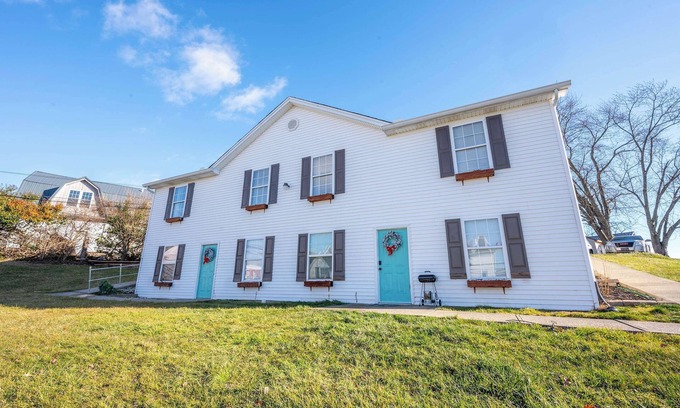 Williamstown Casa | Arkstone Retreat Suites, 3 in 1!