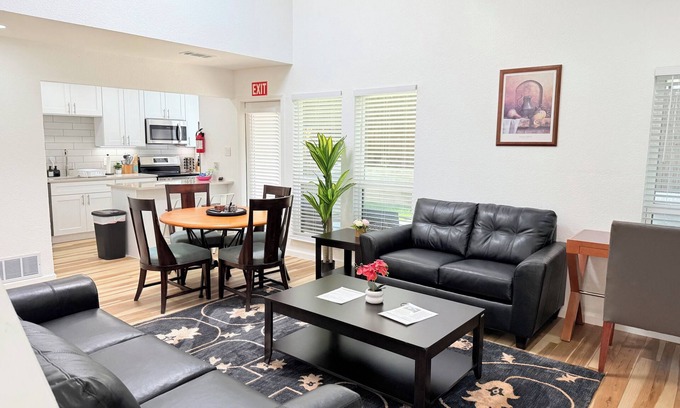 West Arlington Casa | Arlington Entertainment District Home Green Door
