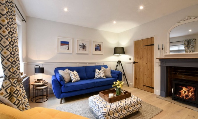 Orford Cabaña | ARLO COTTAGE, ORFORD, pet friendly, with open fire in Orford