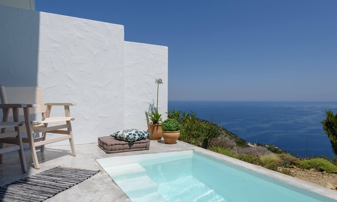 Alonissos Apartamento | Armonia Boutique Hotel: habitación de lujo con vista al mar y mini piscina de hidromasaje