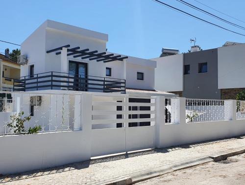 Charneca de Caparica e Sobreda Casa | Aroeira House