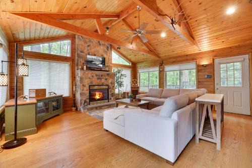 Pocono Lake Casa | Arrowhead Lodge Walk To Lake & Private Dock