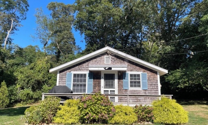 Oak Bluffs Cabaña | Conveniente para todo! Martha's Vineyard Cottage - Escape de vacaciones perfecto