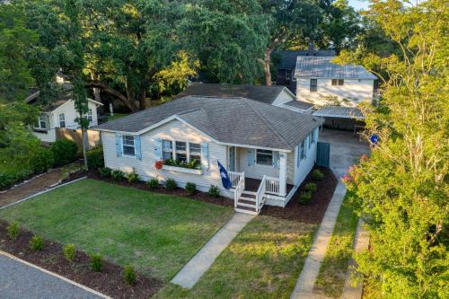 Old Village Casa | Arsenal Buyout by AvantStay 2 Homes Near Sullivan’s Island w Outdoor Dining