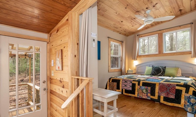 Pittsboro Apartamento | Art, Beauty, Nature: A Woodland Retreat