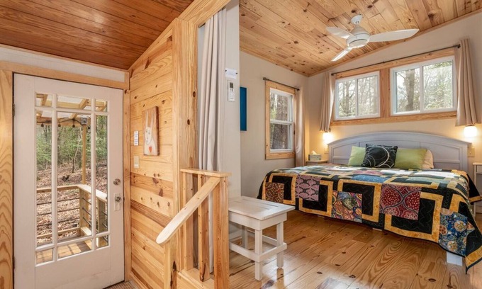 Pittsboro Casa | Art, Beauty, Nature: A Woodland Retreat
