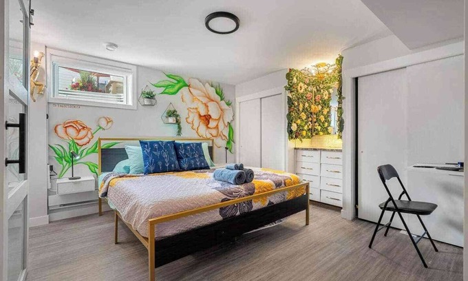 Northeast Edmonton Apartamento | Art, comfort, and fun just 15 minutes to downtown and steps from shops