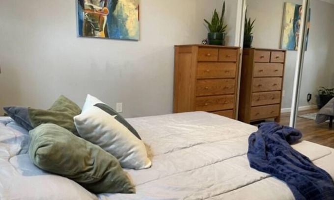 Keyport Cabaña | Art Cottage By The Bay in Keyport