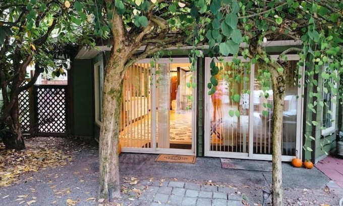 Burlington Cabaña | Art Deco 2 BD Private House w/ Large Outdoor space