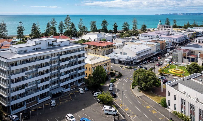 Bluff Hill Casa | Art Deco Escape - Napier Holiday Home