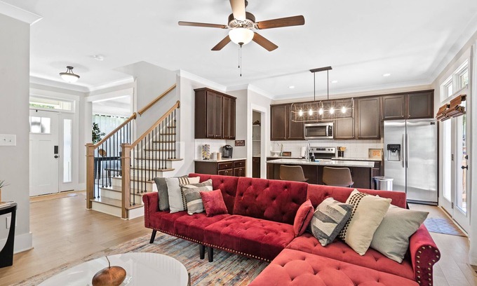 East Durham Casa | Art Deco Home mins to DT Durham-Duke-RDU sleeps 8