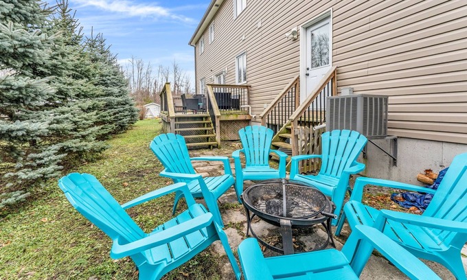 Innisfil Casa | Art Deco Home near Lake Simcoe W/Patio & Fire pit